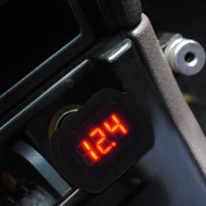 Voltmetru digital auto, cu afisaj led digital, 12 - 24V, arata nivelul de incarcare a bateriei.