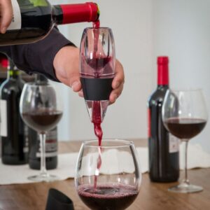 Decantor smart pentru vin, InnovaGoods, cu filtru antidepuneri sau resturi de pluta, capacitate nelimitata