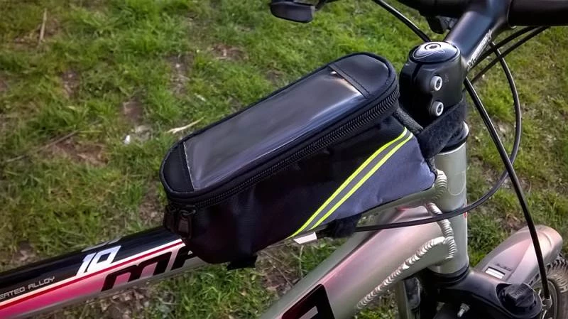 Geantuta de bicicleta cu compartiment pentru telefonul mobil, montare pe cadru, waterproof 2 Geantuta de bicicleta cu compartiment pentru telefonul mobil, montare pe cadru, waterproof